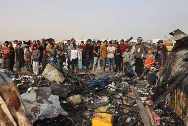 Israel tấn công khu lều trại ở Rafah khiến 45 người chết, cộng đồng quốc tế phản đối mạnh mẽ - Ảnh 1.