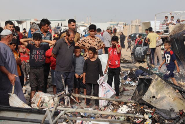 Israel tấn công khu lều trại ở Rafah khiến 45 người chết, cộng đồng quốc tế phản đối mạnh mẽ - Ảnh 2.