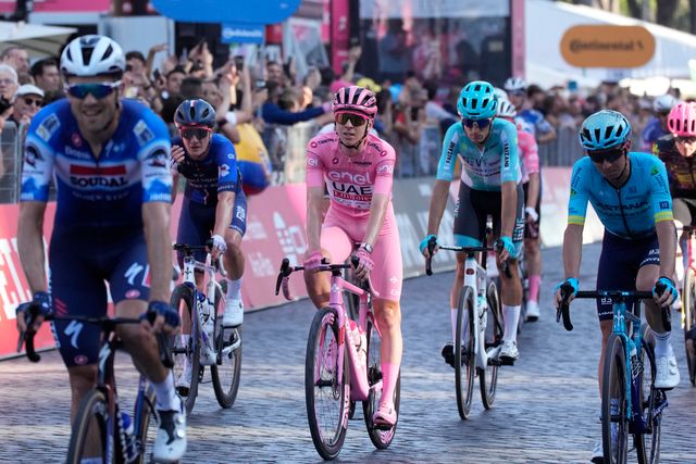 Vô địch giải xe đạp Giro DItalia, Tadej Pogacar tạo nên kỉ lục mới   - Ảnh 1.