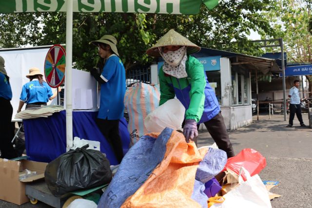 Vựa “ve chai công nghệ” và tâm huyết với rác thải - Ảnh 2.