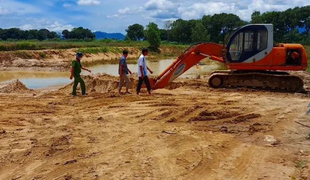 Bình Thuận: Công an phát hiện 5 điểm khai thác cát trái phép - Ảnh 1.