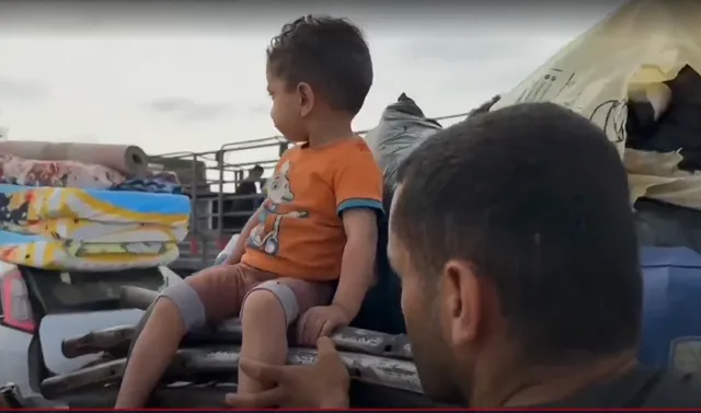 Cảnh hỗn loạn của người dân Palestine khi xe tăng Israel tiến vào trung tâm Rafah - Ảnh 3.