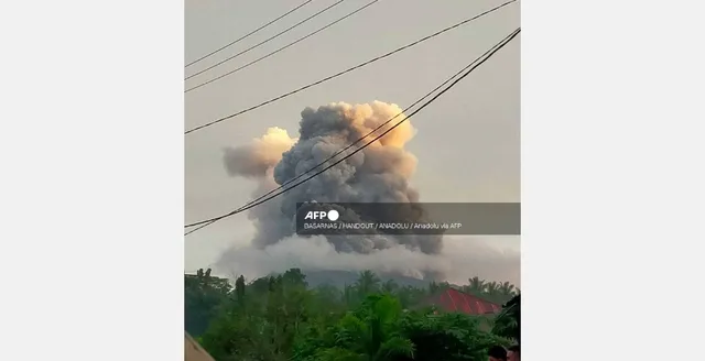 Indonesia di dời vĩnh viễn 10.000 người sau loạt vụ núi lửa Ruang phun trào - Ảnh 1.