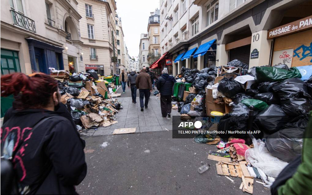 Paris có nguy cơ ngập rác trong kỳ Thế vận hội do công nhân thu gom đình công - Ảnh 1.
