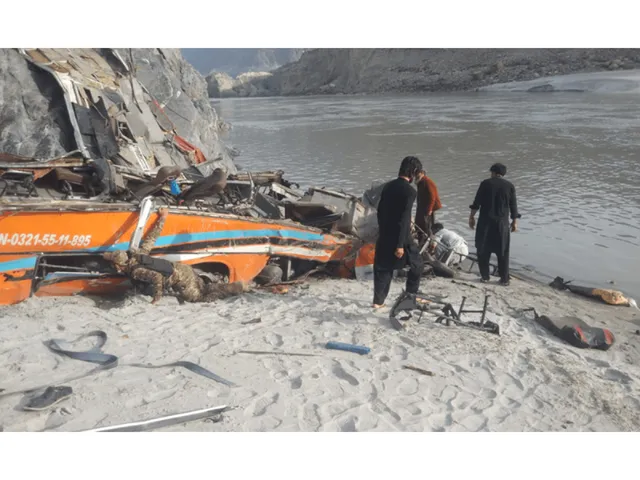 Tai nạn xe bus nghiêm trọng ở Pakistan khiến ít nhất 20 người thiệt mạng - Ảnh 1.