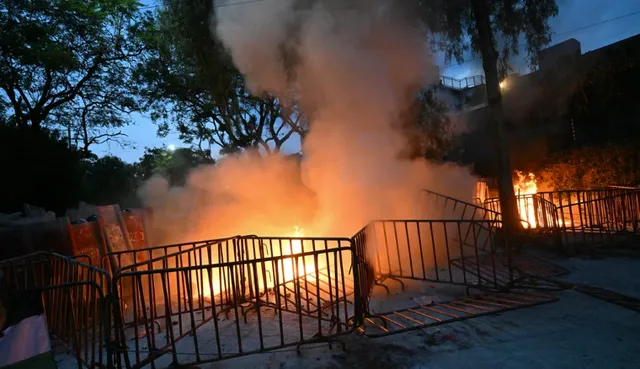 Đại sứ quán Israel ở Mexico bị phóng hỏa - Ảnh 1.