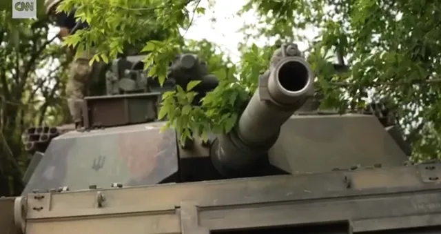 Lính Ukraine chật vật khắc phục nhược điểm chí mạng của xe tăng do Mỹ cung cấp - Ảnh 3.