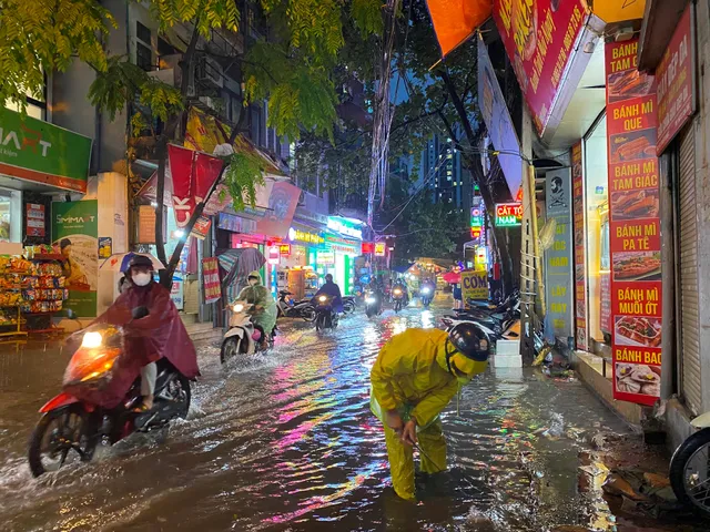 Một số tuyến phố ở Hà Nội đọng nước sau mưa lớn, các phương tiện di chuyển chậm - Ảnh 1.