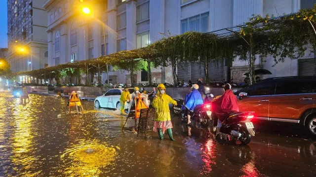 Một số tuyến phố ở Hà Nội đọng nước sau mưa lớn, các phương tiện di chuyển chậm - Ảnh 2.