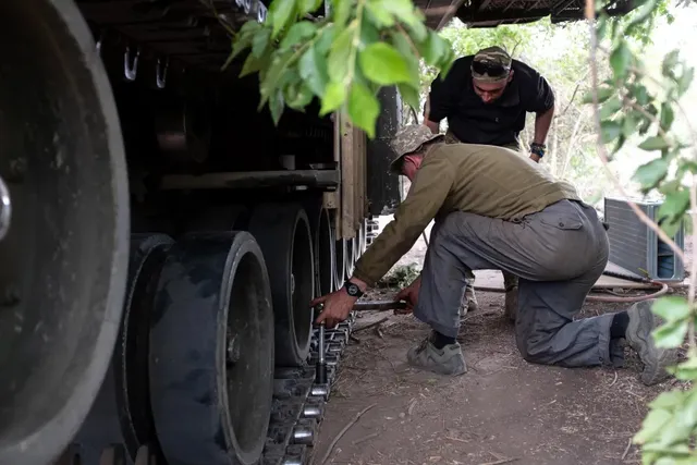 Lính Ukraine chật vật khắc phục nhược điểm chí mạng của xe tăng do Mỹ cung cấp - Ảnh 2.