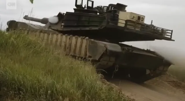 Lính Ukraine chật vật khắc phục nhược điểm chí mạng của xe tăng do Mỹ cung cấp - Ảnh 1.