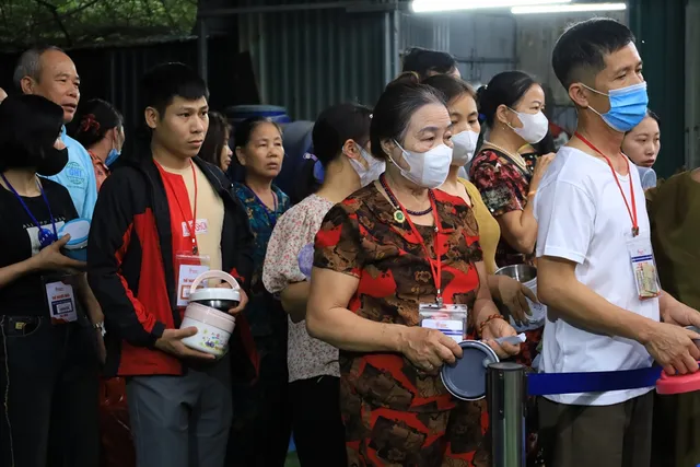 “Phiên chợ trái tim” gửi yêu thương qua những suất cơm - Ảnh 5.