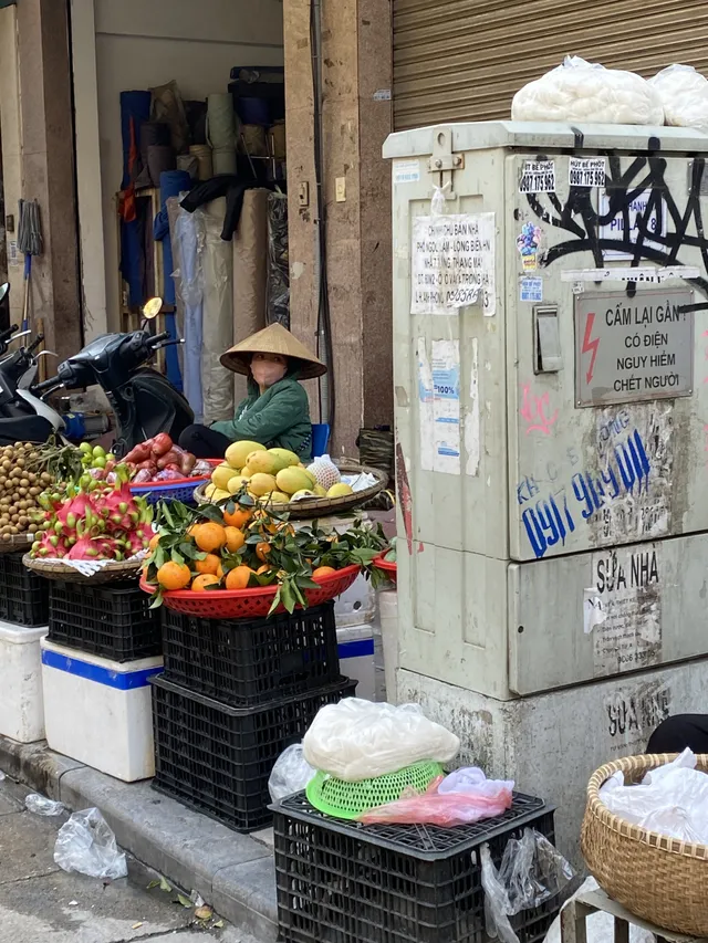 Nguy hiểm tình trạng bán hàng rong xung quanh bốt điện giữa Thủ đô - Ảnh 3.