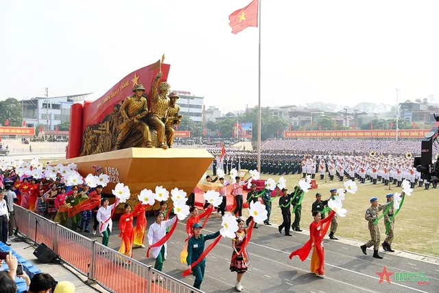 Tổng duyệt Lễ kỷ niệm 70 năm Chiến thắng Điện Biên Phủ - Ảnh 8. Tổng duyệt Lễ kỷ niệm 70 năm Chiến thắng Điện Biên Phủ - Ảnh 8.