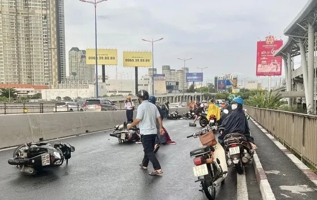 Dông lốc làm tốc mái, cây xanh gãy đổ ở nhiều địa phương - Ảnh 1. Dông lốc làm tốc mái, cây xanh gãy đổ ở nhiều địa phương - Ảnh 1.