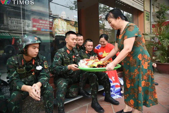 Người dân Điện Biên nô nức đến xem tổng duyệt Lễ kỷ niệm 70 năm Chiến thắng Điện Biên Phủ - Ảnh 8. Người dân Điện Biên nô nức đến xem tổng duyệt Lễ kỷ niệm 70 năm Chiến thắng Điện Biên Phủ - Ảnh 8.