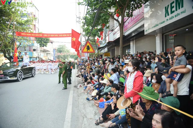 Người dân Điện Biên nô nức đến xem tổng duyệt Lễ kỷ niệm 70 năm Chiến thắng Điện Biên Phủ - Ảnh 1. Người dân Điện Biên nô nức đến xem tổng duyệt Lễ kỷ niệm 70 năm Chiến thắng Điện Biên Phủ - Ảnh 1.
