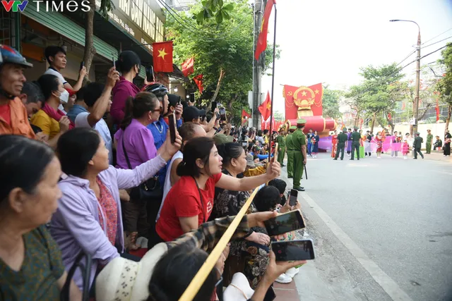 Người dân Điện Biên nô nức đến xem tổng duyệt Lễ kỷ niệm 70 năm Chiến thắng Điện Biên Phủ - Ảnh 3. Người dân Điện Biên nô nức đến xem tổng duyệt Lễ kỷ niệm 70 năm Chiến thắng Điện Biên Phủ - Ảnh 3.