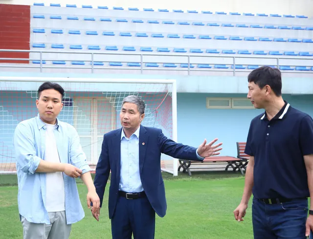 HLV Kim Sang Sik có mặt tại Hà Nội, bắt đầu hành trình cùng bóng đá Việt Nam - Ảnh 1. HLV Kim Sang Sik có mặt tại Hà Nội, bắt đầu hành trình cùng bóng đá Việt Nam - Ảnh 1.