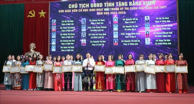 Bắc Kạn tuyên dương học sinh đoạt giải quốc gia trung học phổ thông - Ảnh 2.