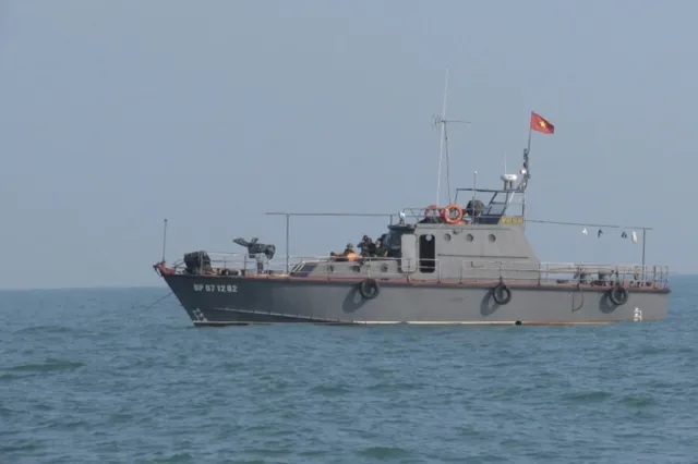 Vụ 4 tàu cá Quảng Bình gặp nạn: Thêm 4 thuyền viên được đưa vào bờ - Ảnh 1.