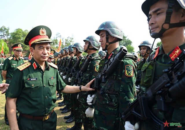 Đại tướng Phan Văn Giang thăm, kiểm tra, động viên lực lượng diễu binh, diễu hành - Ảnh 1.