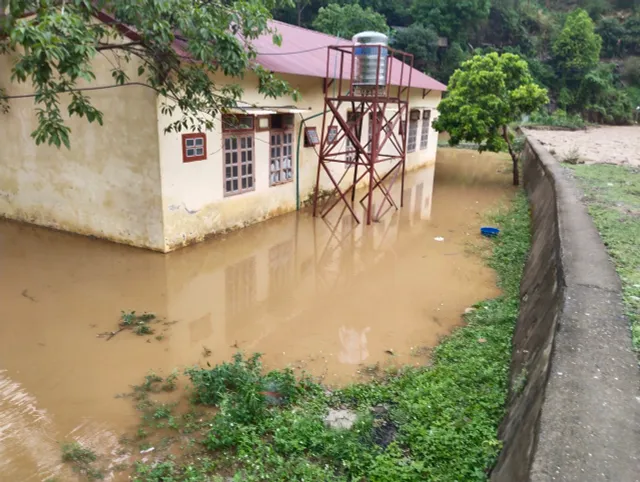 Hàng trăm học sinh ở Sơn La phải tạm nghỉ học khi trường bị ngập sâu do mưa lớn - Ảnh 2.