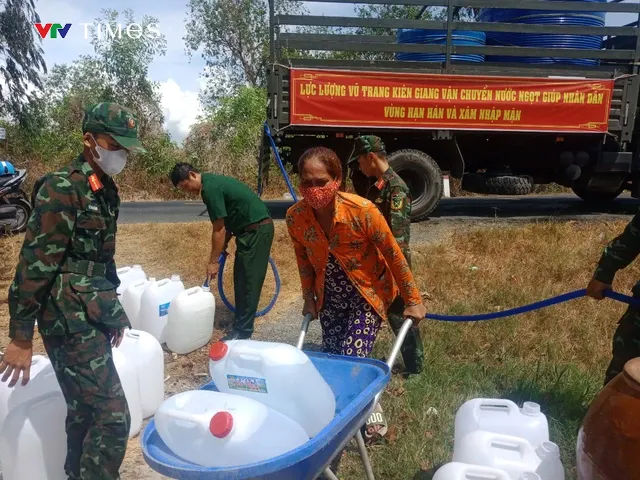 Kiên Giang tiếp tục hỗ trợ gần 50m3 nước sinh hoạt cho người dân vùng biên giới - Ảnh 2.