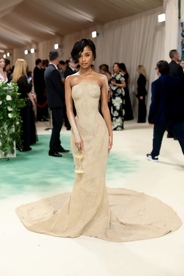 Bộ váy làm từ cát độc nhất vô nhị tại Met Gala 2024 - Ảnh 1.