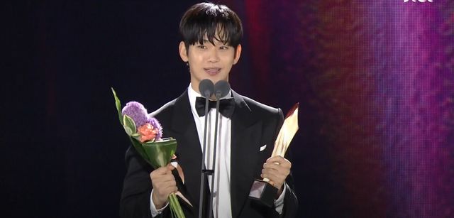 Kim Soo Hyun tái hiện cảnh khóc lóc Nữ hoàng nước mắt cực lầy lội tại Baeksang 2024 - Ảnh 2.