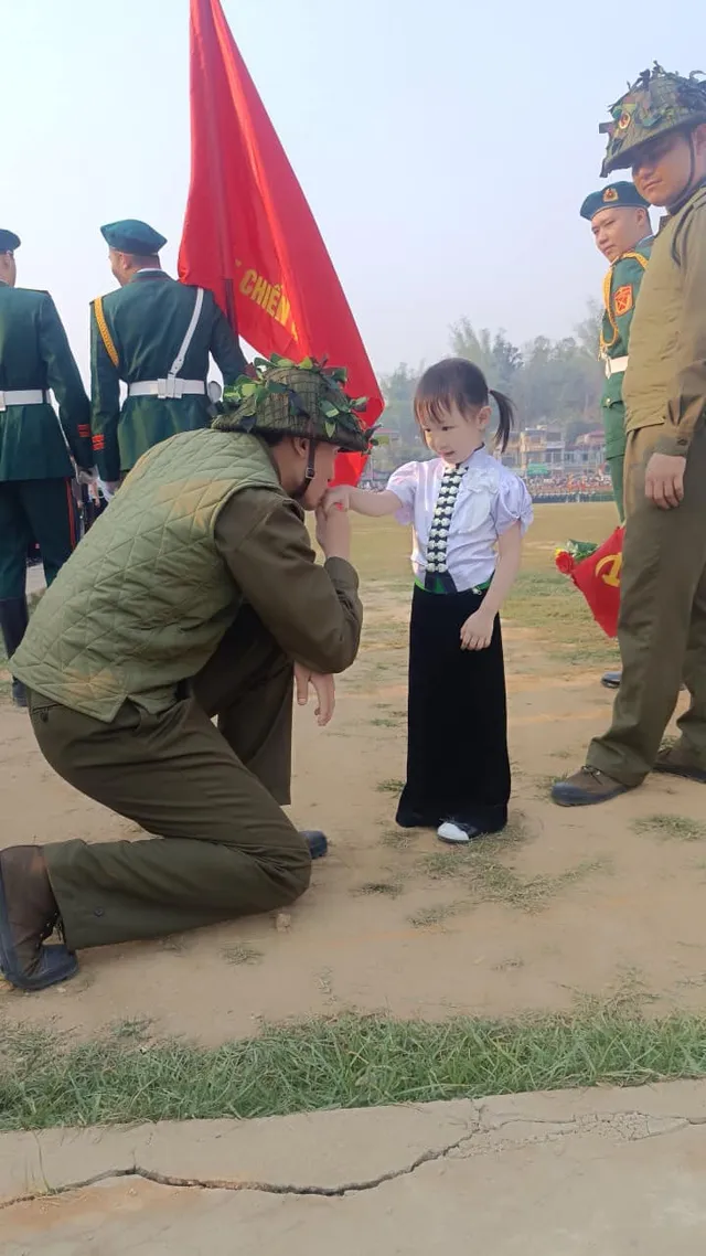 Hình ảnh đẹp đắt giá của em bé Điện Biên tại Lễ kỷ niệm 70 năm Chiến thắng Điện Biên Phủ - Ảnh 3.