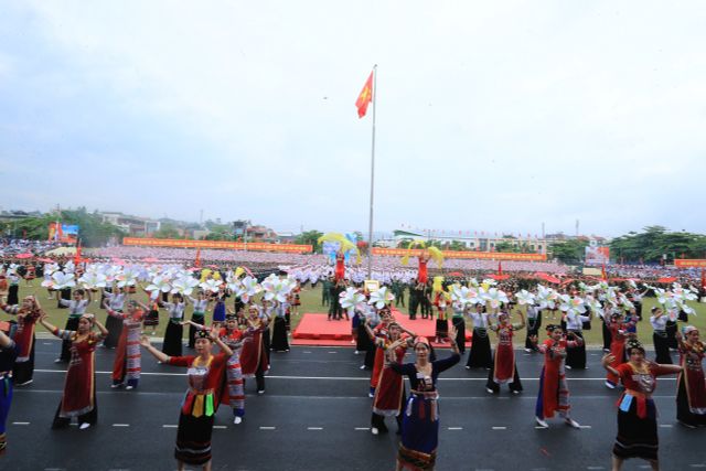 Xem lại Lễ diễu binh, diễu hành kỷ niệm 70 năm Chiến thắng Điện Biên Phủ - Ảnh 5.