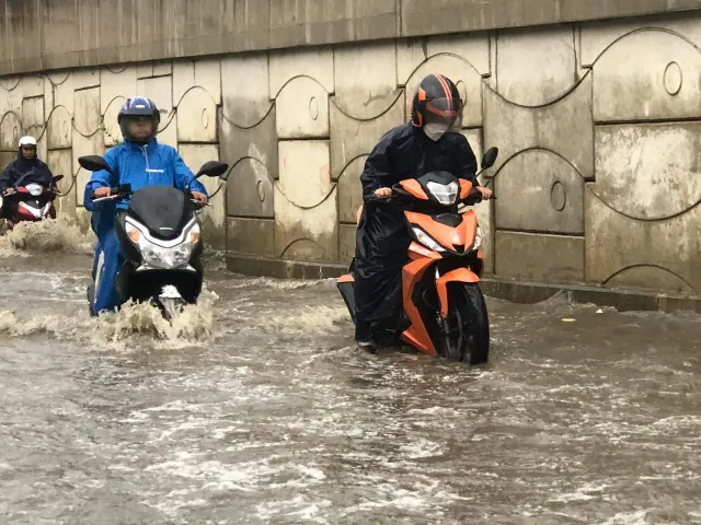 Đường phố phía Nam ngập sâu sau mưa lớn, nhiều xe chết máy - Ảnh 3.