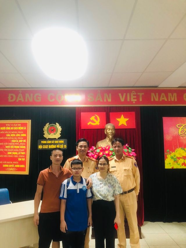 Bé trai đi lạc từ Vĩnh Phúc xuống Hà Nội được CSGT kịp thời hỗ trợ - Ảnh 3.