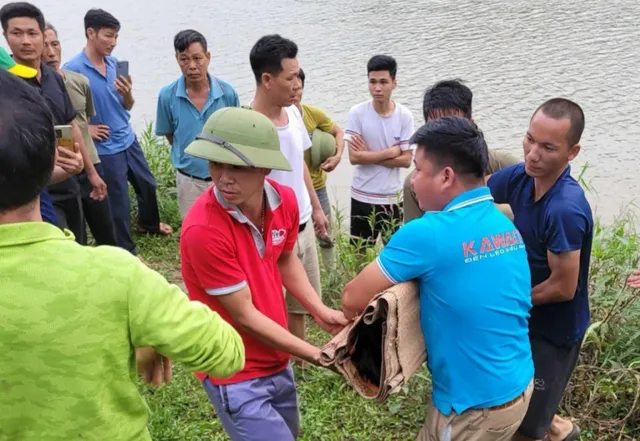 Tìm thấy thi thể nam sinh lớp 7 bị đuối nước trên sông Hồng - Ảnh 1.