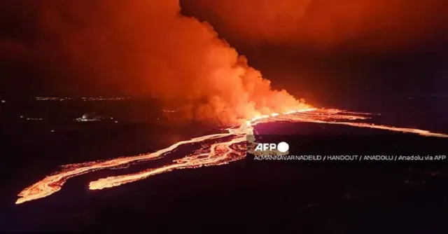 Núi lửa ở Iceland tiếp tục phun dung nham và khói bụi, vết nứt kéo dài hơn 3 km - Ảnh 1.