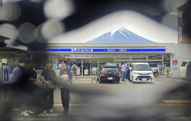Nhật Bản lắp tấm chắn hạn chế khách chụp ảnh ở núi Phú Sĩ nhưng bị chọc thủng - Ảnh 1.