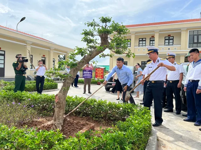 Đoàn công tác về biển, đảo Bộ Ngoại giao thăm hỏi cán bộ chiến sĩ Hải quân - Ảnh 1.