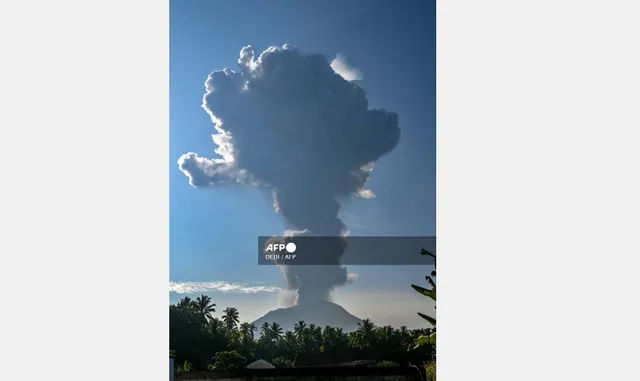 Núi lửa Ibu ở Indonesia tiếp tục phun trào, tung cột tro bụi dày đặc cao tới 7 km - Ảnh 1.