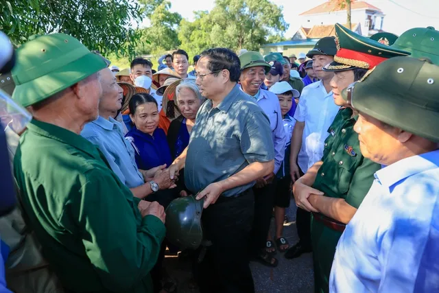 Thủ tướng thăm, tặng quà người có công và trẻ em, người khuyết tật tại Quảng Bình - Ảnh 5.