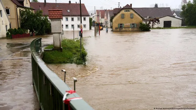 Lũ lụt nghiêm trọng ở Đức buộc hơn 600 người sơ tán - Ảnh 1.
