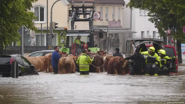 Lũ lụt nghiêm trọng ở Đức buộc hơn 600 người sơ tán - Ảnh 2.