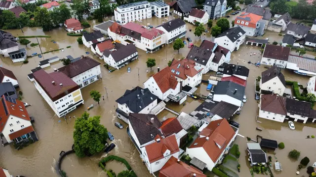 Lũ lụt nghiêm trọng ở Đức buộc hơn 600 người sơ tán - Ảnh 3.