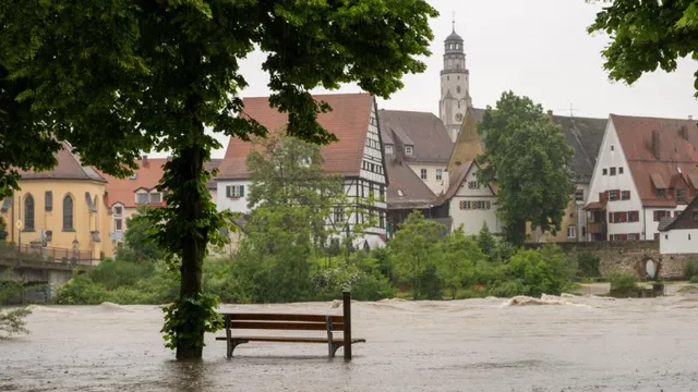 Lũ lụt thảm họa ở Đức: Lính cứu hỏa thiệt mạng trong lúc giải cứu dân ở Bavaria - Ảnh 1.
