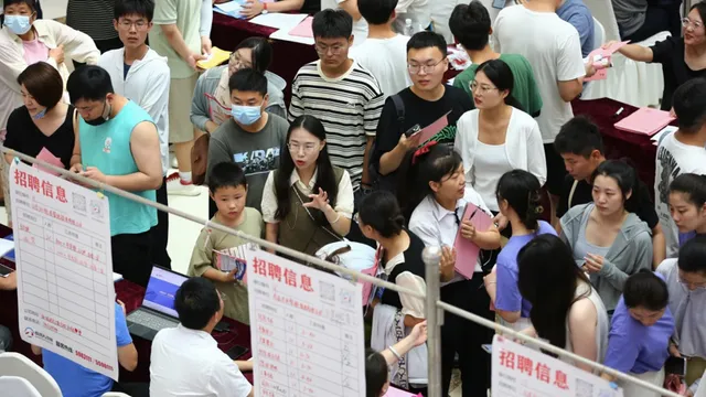 Lệch pha cung cầu, sinh viên mới ra trường ở Trung Quốc chật vật tìm việc - Ảnh 1.