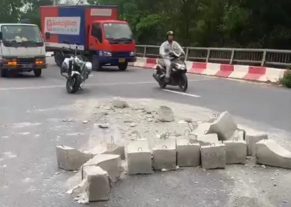Hà Nội: Truy tìm xe tải làm rơi hàng chục khối bê tông giữa đường - Ảnh 1.