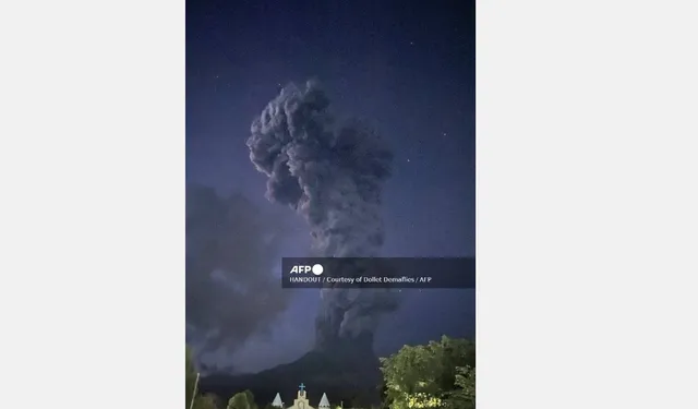 Núi lửa Kanlaon ở Philippines phun trào, tạo ra cột khói khổng lồ cao 5.000 mét - Ảnh 1.