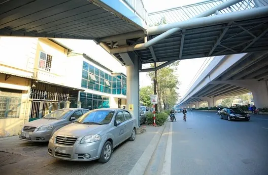 Nhiều ô tô đỗ trên vỉa hè, chiếm lối đi bộ ở Hà Nội - Ảnh 1.