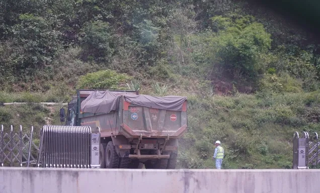 Xe tải “xé rào” vào cao tốc: Sa thải nhân viên nhận tiền để mở lối - Ảnh 1.