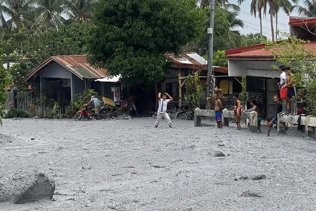 Dòng lũ bùn núi lửa tràn vào gây ngập tới đầu gối ngôi làng ở Philippines - Ảnh 3.